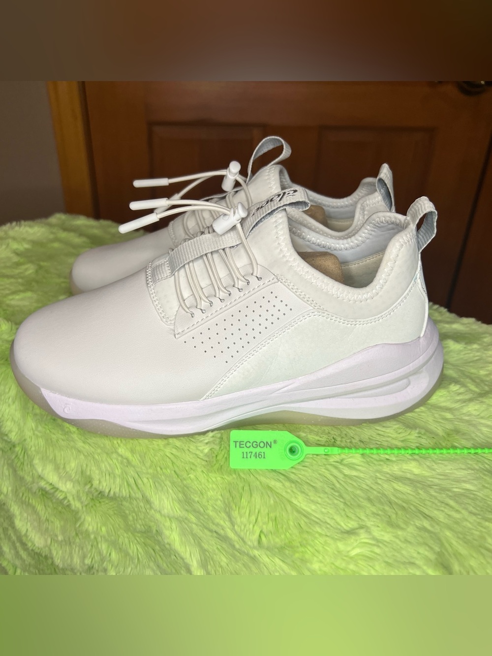 CLOVE CLASSIC SNEAKERS WOMENS 7 or MENS 5.5 WIDE